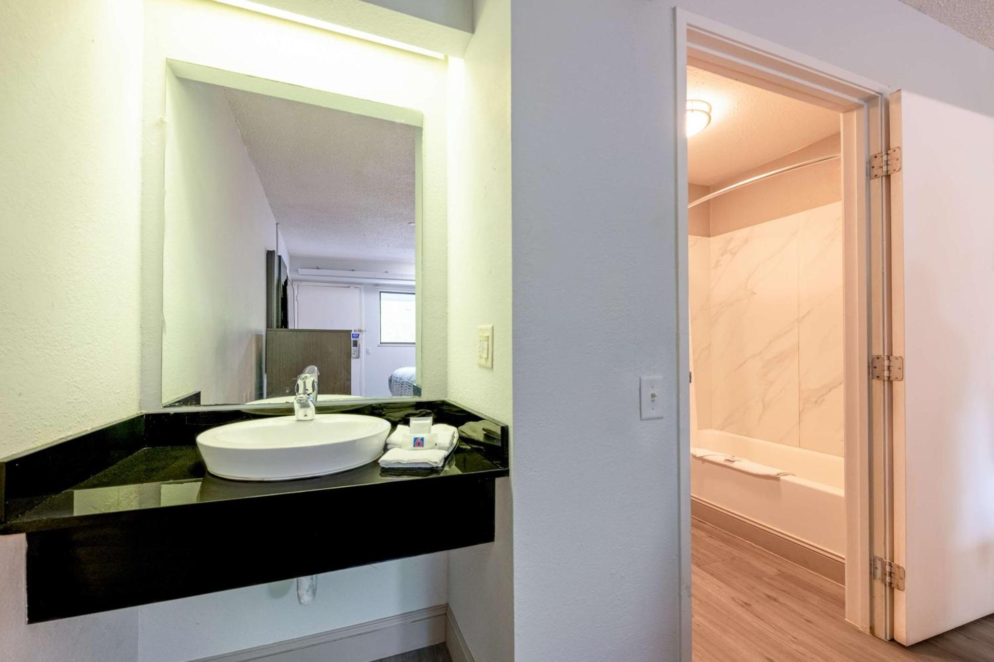King Room - Disability Access - Non-Smoking
